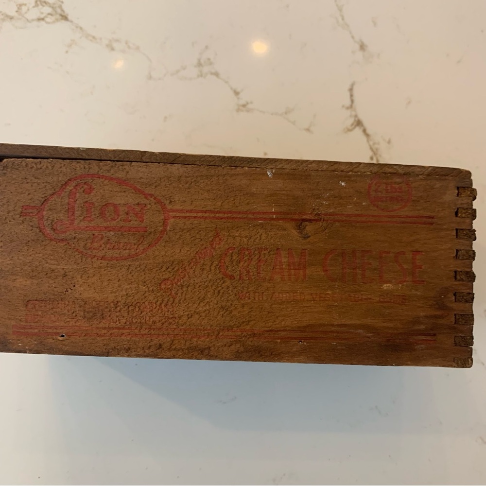 Vintage Lion Brand Pasteurized Chive Cream Cheese Wooden Box 3.5” x 3” x 7” NJ - Picture 7 of 10